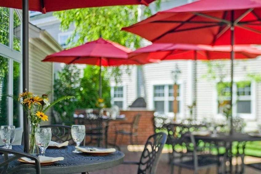 Outdoor dining at Green Mountain Suites Hotel