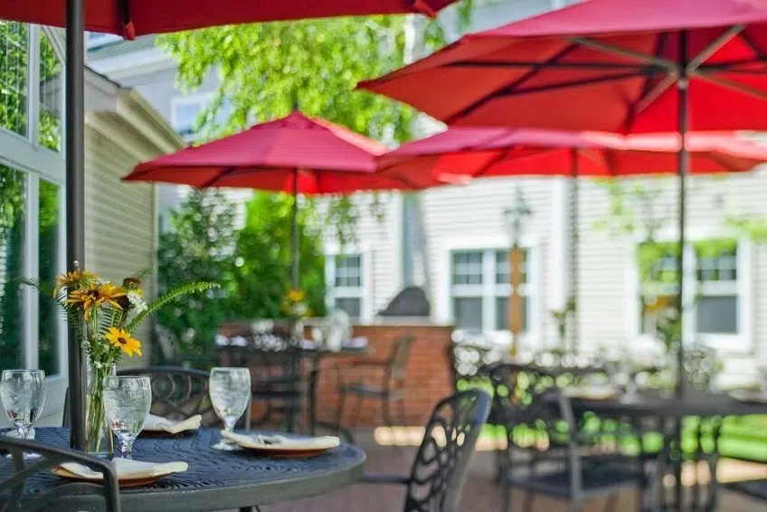 Outdoor dining at Green Mountain Suites Hotel