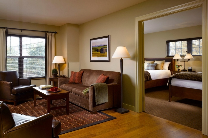 King room at Green Mountain Suites Hotel