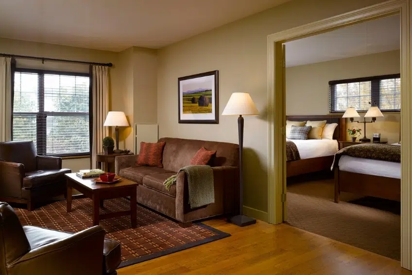 King room at Green Mountain Suites Hotel