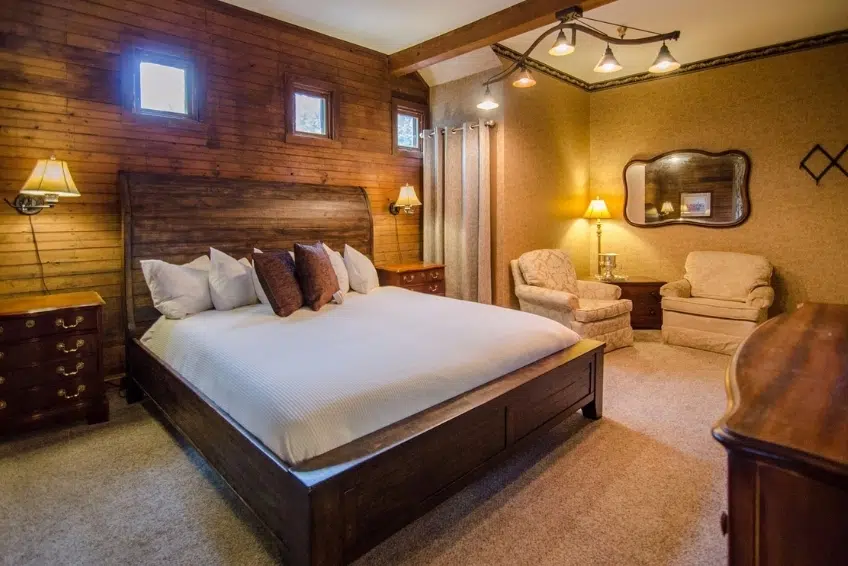 King room at Heart Of The Village Inn