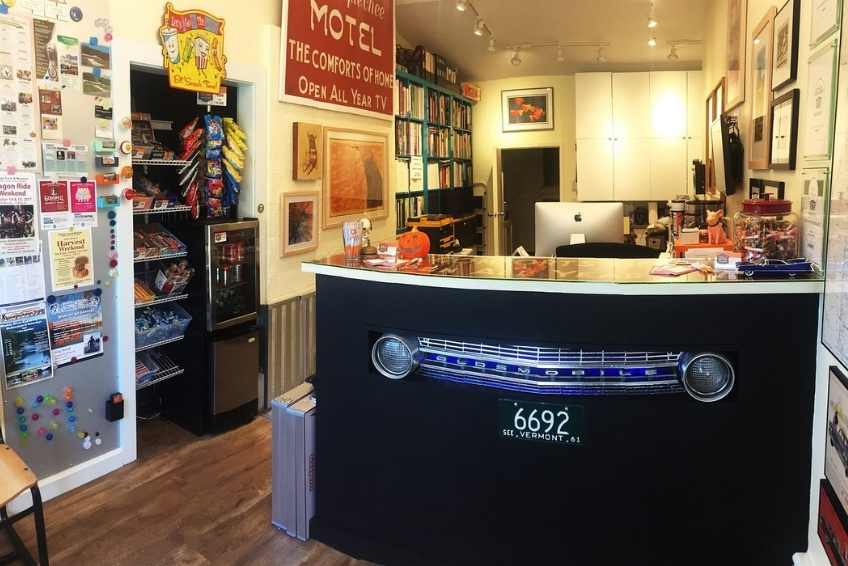 Common area at Sleep Woodstock Motel