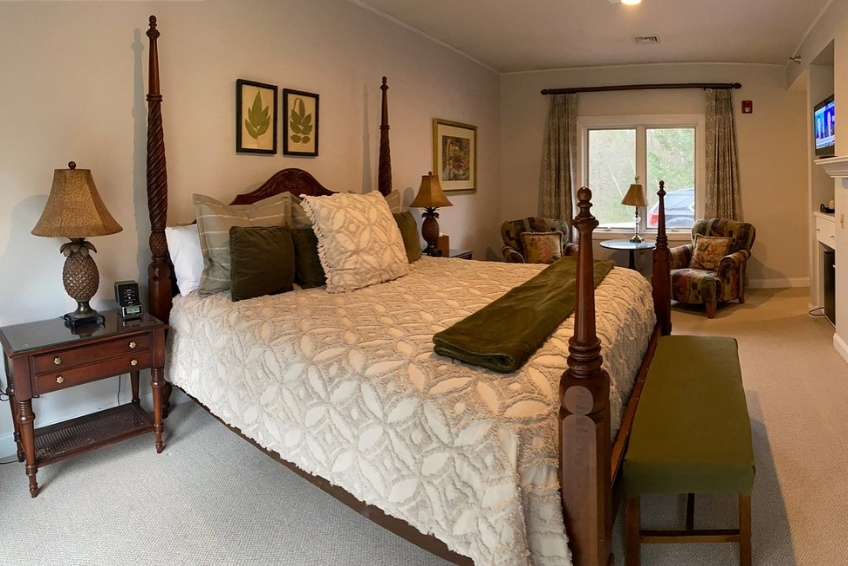 King room at Stone Hill Inn