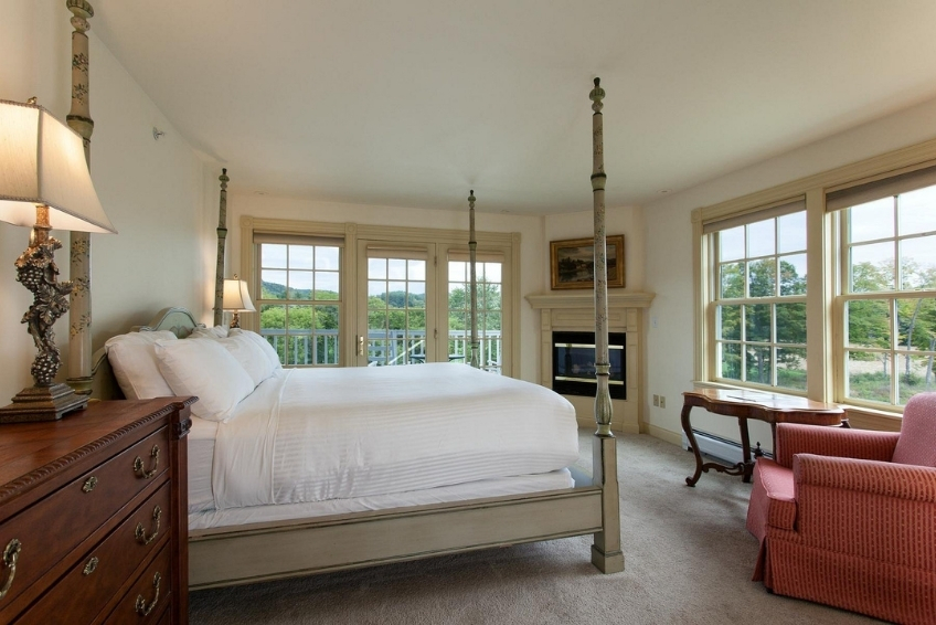 King room at The Shire Woodstock
