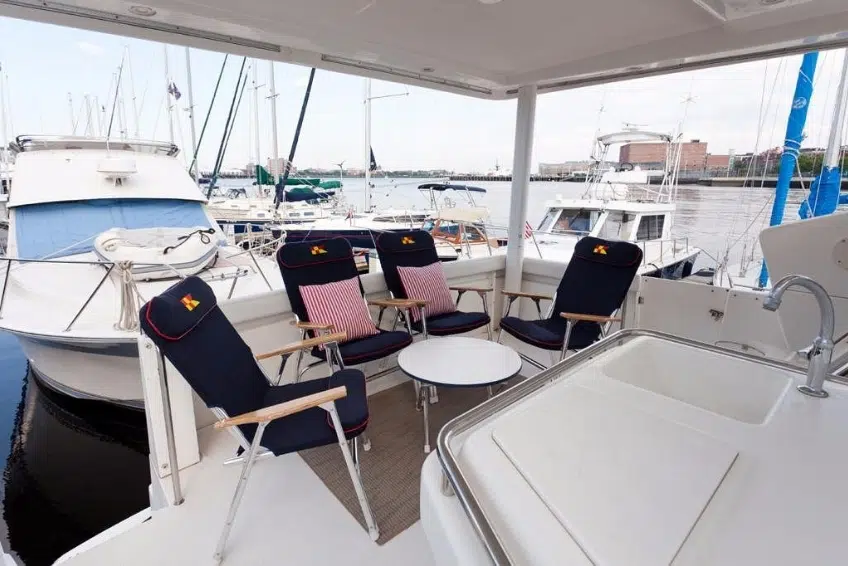 Boston Bed & Breakfast Guide: Constitution Marina Bed & Breakfast Afloat - Boston Harbor