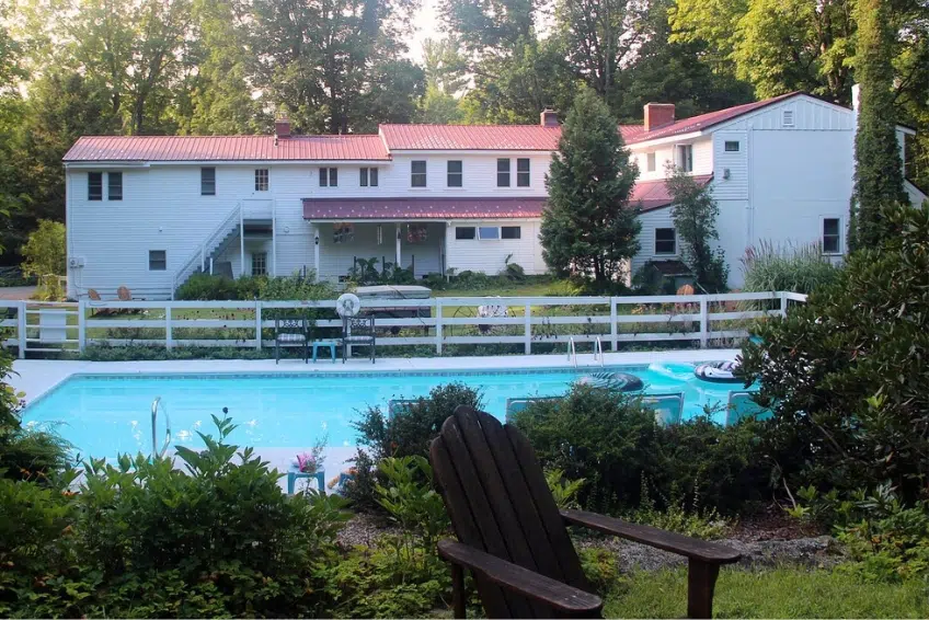 New Hampshire Bed & Breakfast Guide: The Buttonwood Inn on Mount Surprise