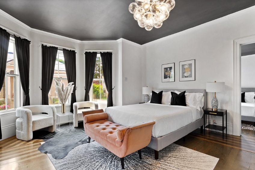 Salem Bed & Breakfast Guide: The Coach House