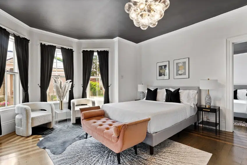 Salem Bed & Breakfast Guide: The Coach House